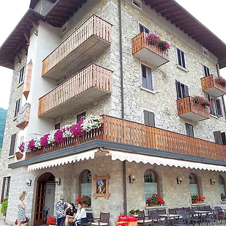 Carrara 3*